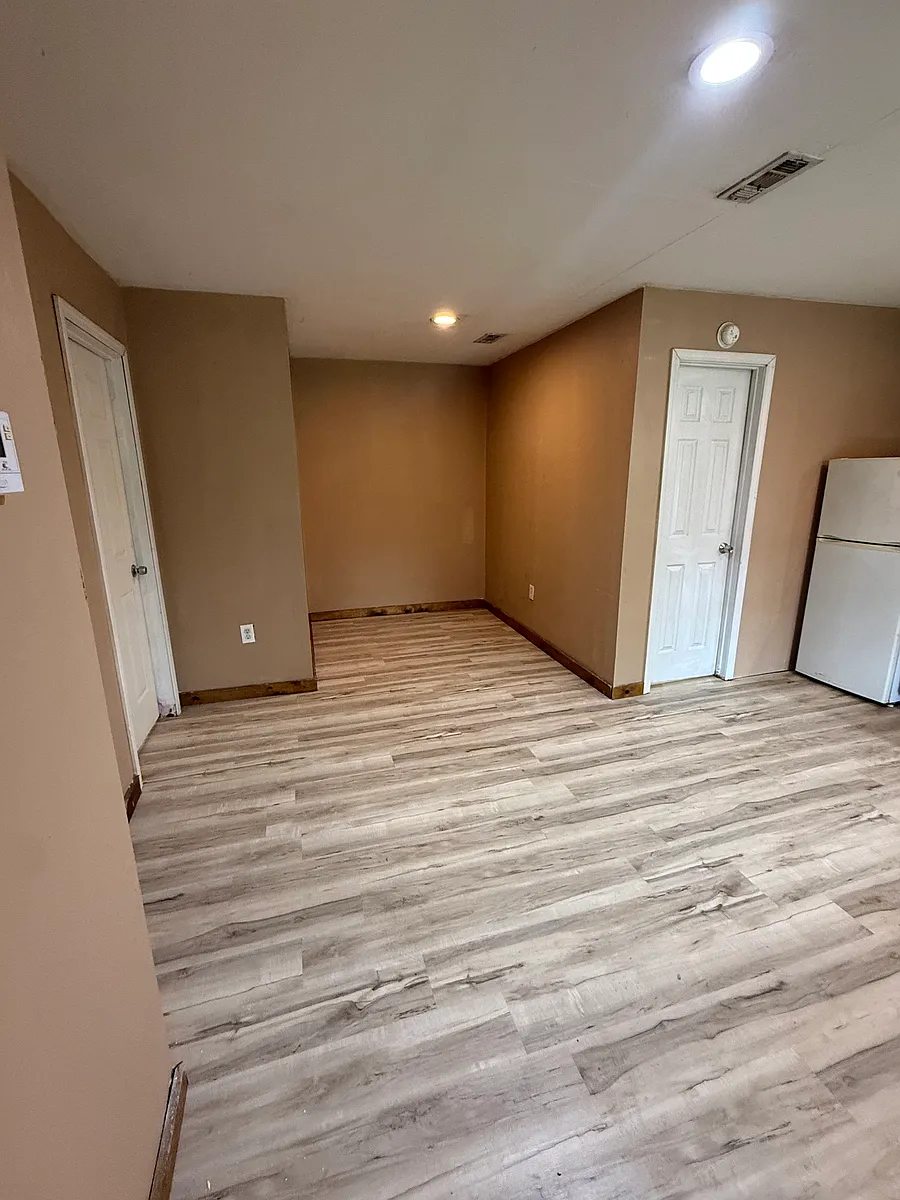 Building Photo - 211 Elm St #11