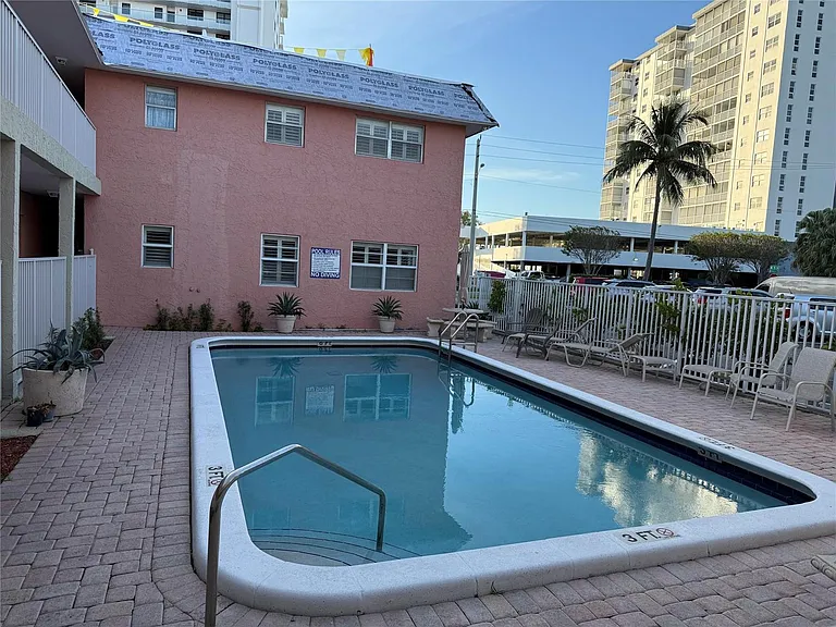 1450 N Riverside Dr #204 — Photo 9