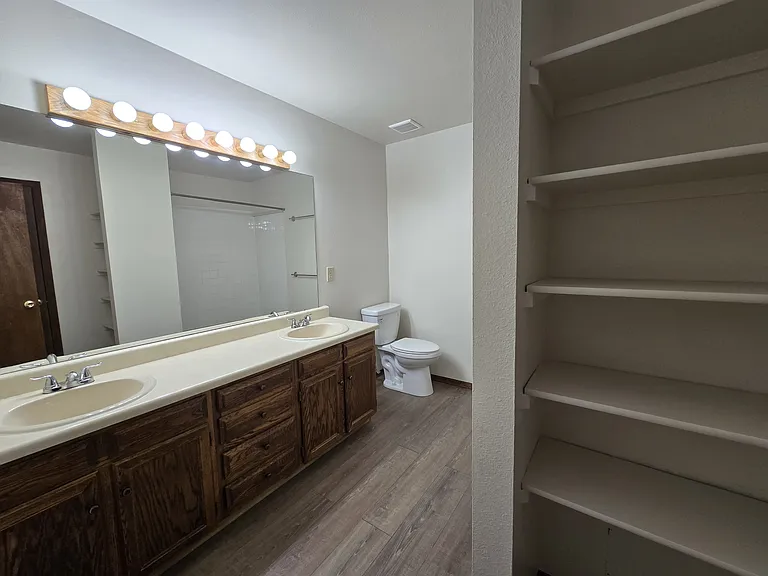 570 Manor Ct #B — Photo 19