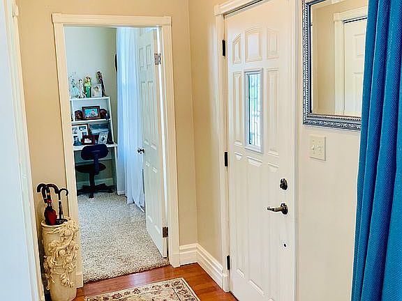 Designated entry w/ closet