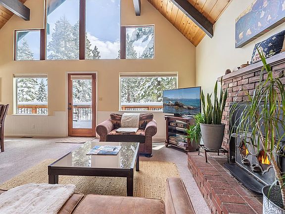 Living room - Fireplace is not operable