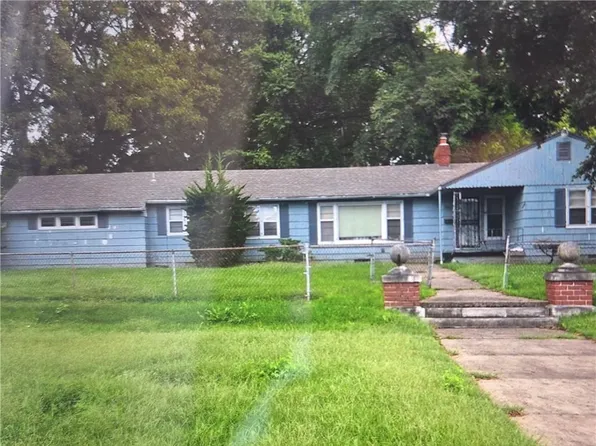 5801 Blue Hills Rd S, Kansas City, MO 64110