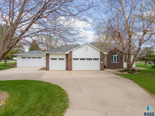 402 N Mystic Cir, Sioux Falls, SD 57110
