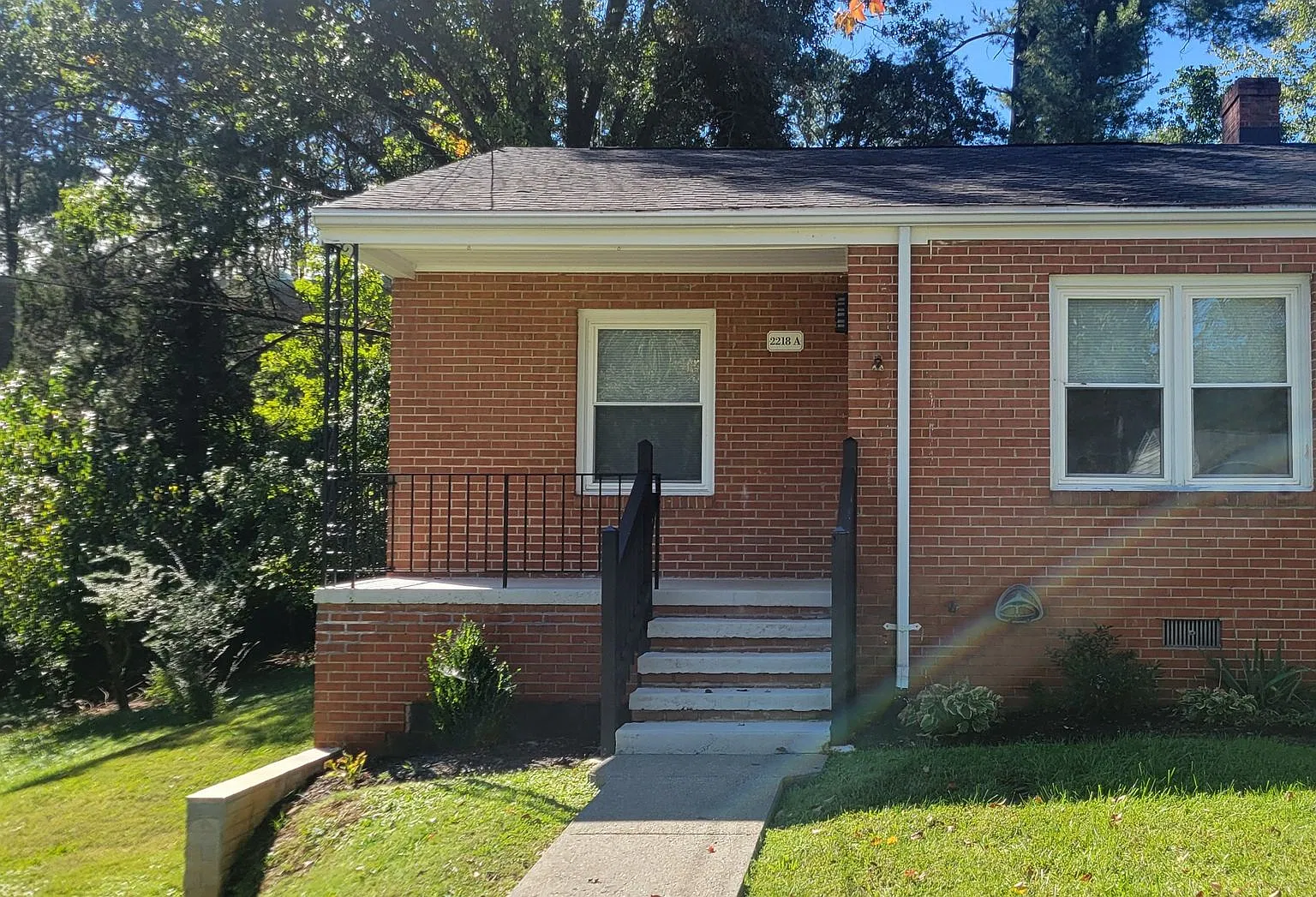One Level Refurbished Conveniently Located 2 Bedroom Duplex — Photo 2