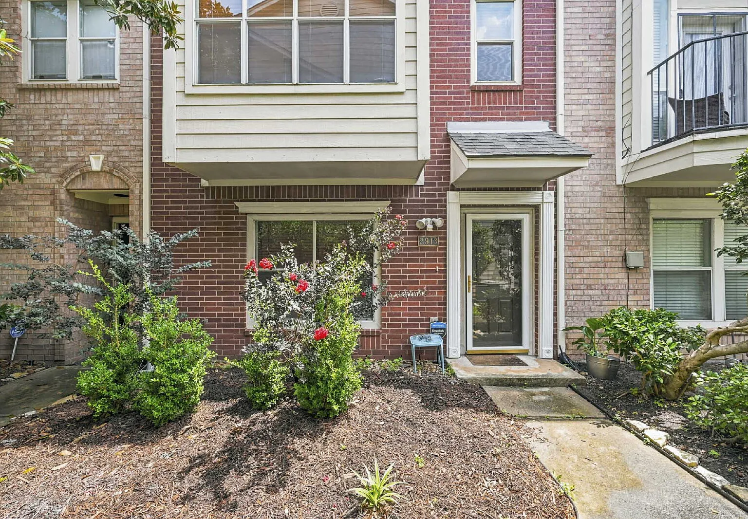 2 bed, 2.0 bath, 2041 sqft, $2,600 — Photo 2