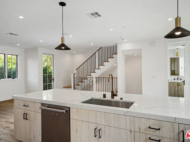 5330 Agnes Ave #1/2 — Photo 16