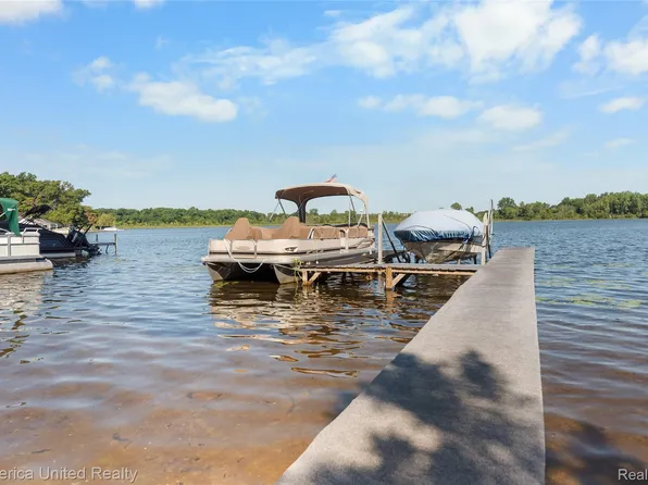 1491 Division Dr, Hartland, MI 48353