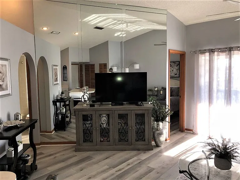 4801 Casablanca Cir — Photo 20