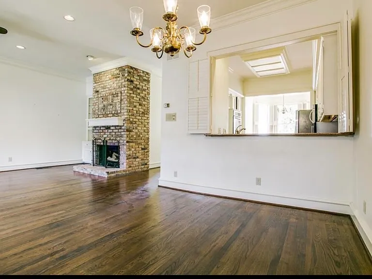 4110 Lovers Ln — Photo 2