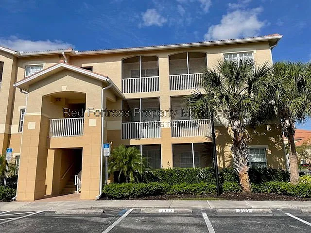2 bed, 1.0 bath, 900 sqft, $1,299 — Photo 2