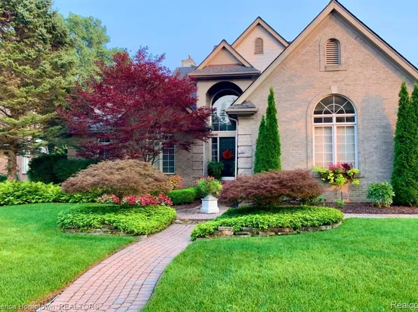 1454 Kentfield Dr, Rochester, MI 48307