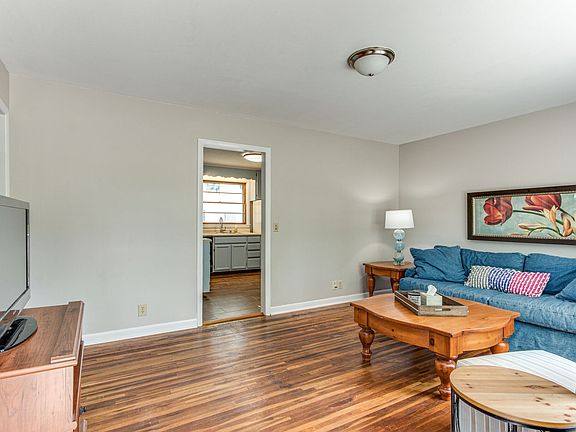 5th image of 907 Brookfield Dr