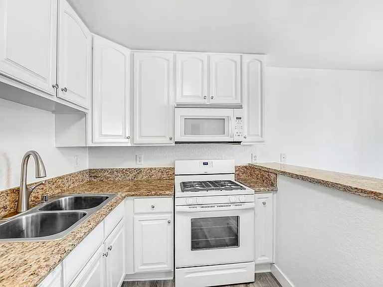 10908 Blix St #4 — Photo 6
