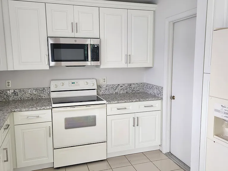9712 Saratoga Park Ct — Photo 2