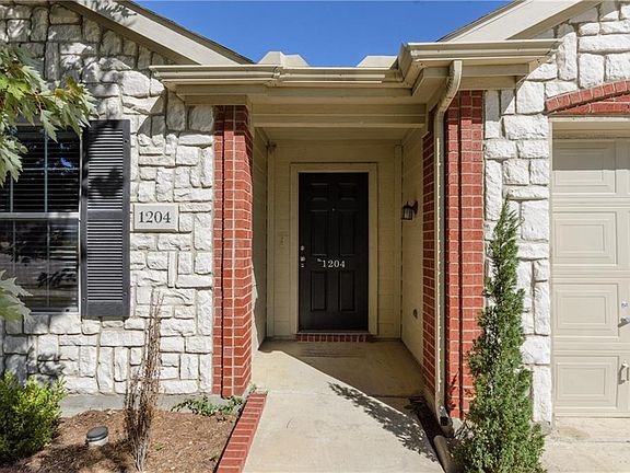 2nd image of 1204 Periwinkle Dr