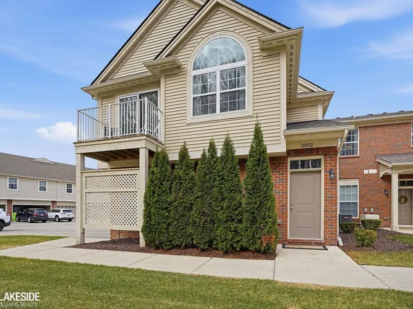 21972 Aberdeen Dr, Macomb, MI 48042