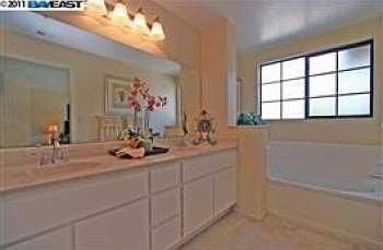 3rd image of 4876 Creekwood Dr