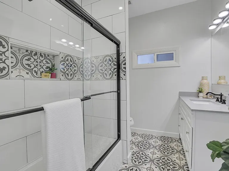 3107 Filbert St — Photo 17