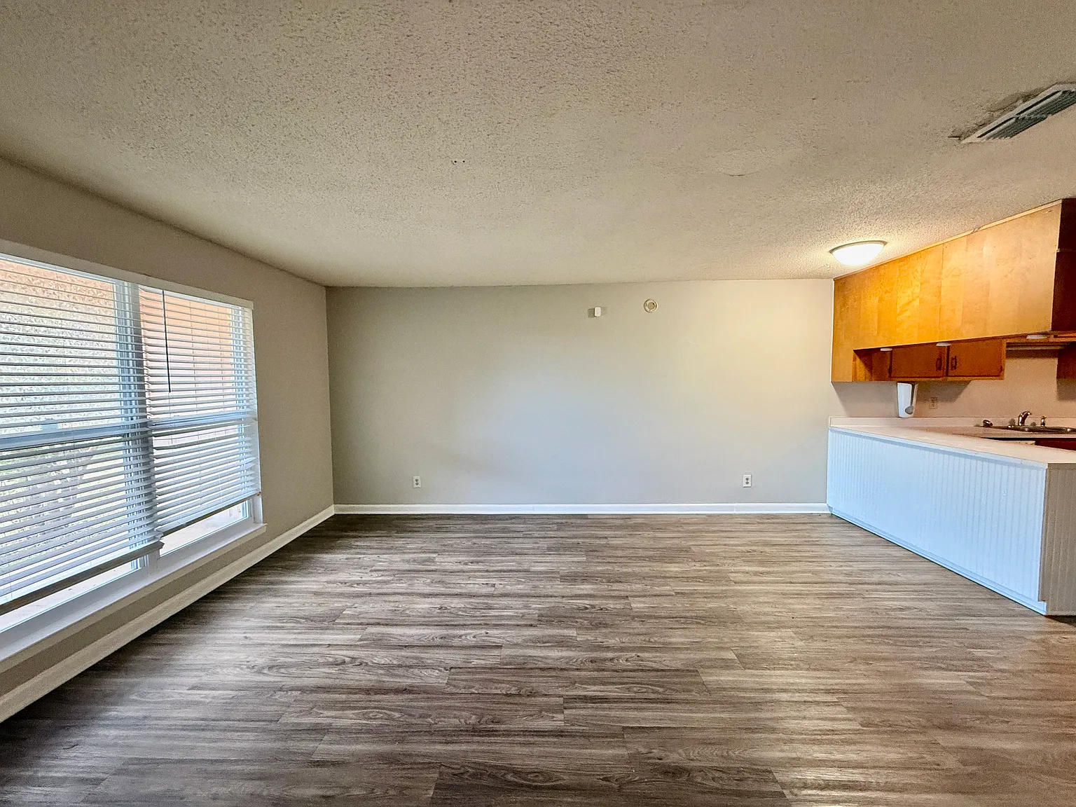 Spacious 3 Bedroom Duplex — Photo 2