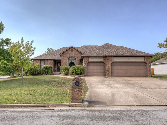 3rd image of 1302 Whispering Oaks Drive