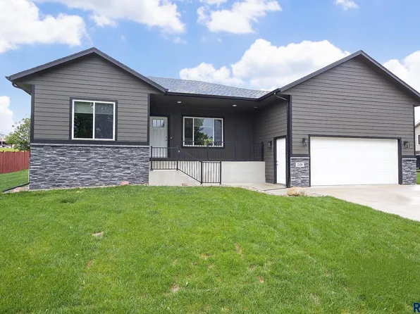 208 W Veterans Dr, Luverne, MN 56156