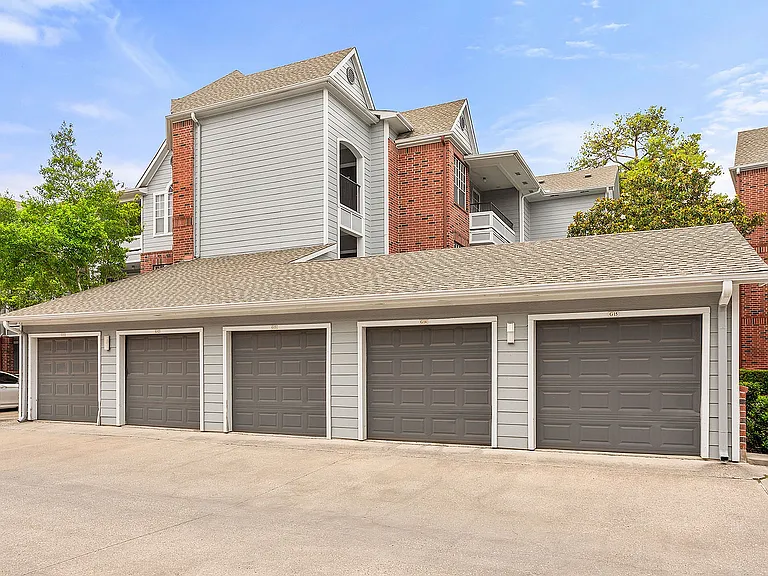 C243030_VerandaAtCenterField_Garage2_03