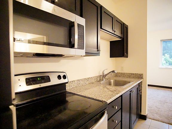 3rd image of 103 SW Meade St APT 3