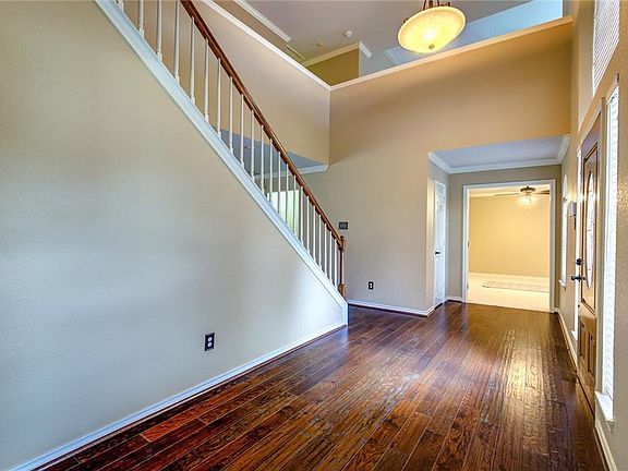 3rd image of 2310 Loretta Ln