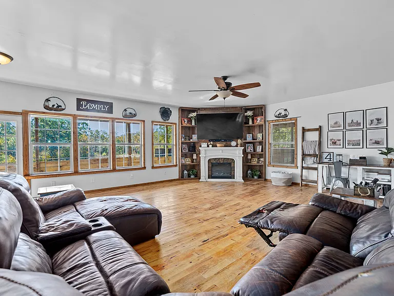 49044 W Highway 66 — Photo 32