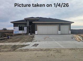 11271 S Sunray Dr, Olathe, KS 66061