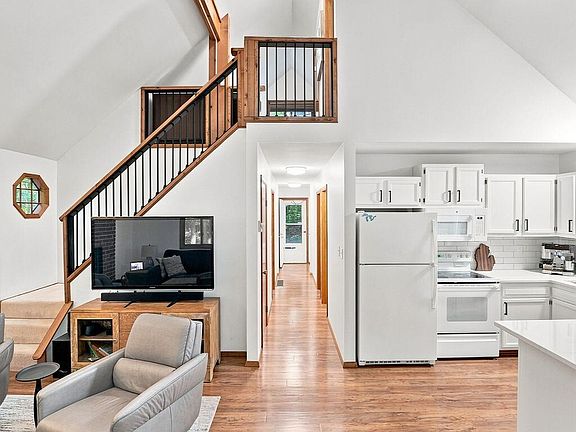 5th image of 337 Spruce Ave