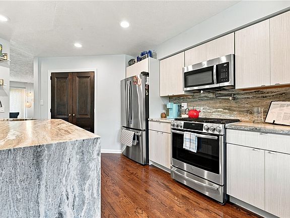 5th image of 148 Shadow Ridge Dr