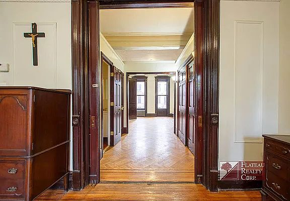 4th image of 427 Hancock St