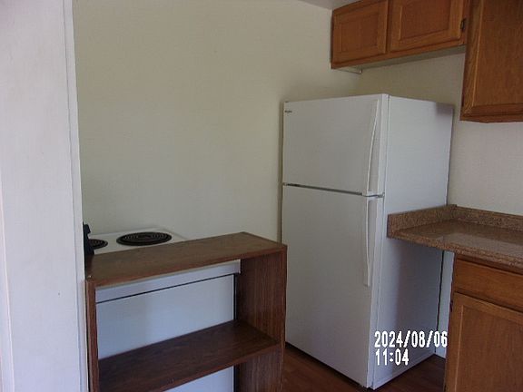 4th image of 831 E 1st St
