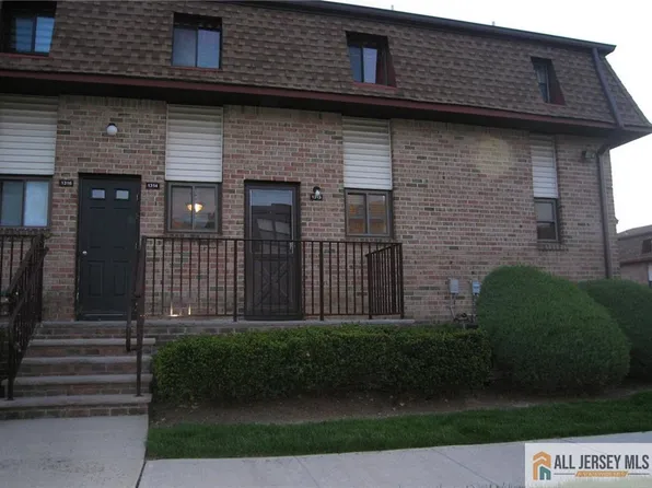 1313 N Oaks Blvd, North Brunswick, NJ 08902