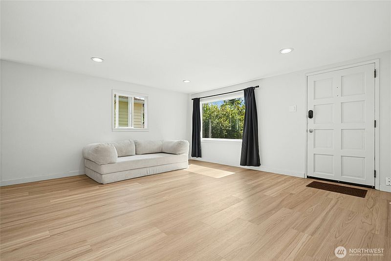 4th image of 9520 2nd Avenue NW