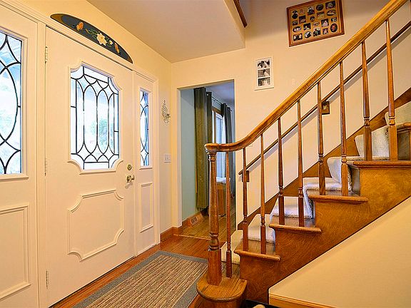 3rd image of 33 Windwood Dr