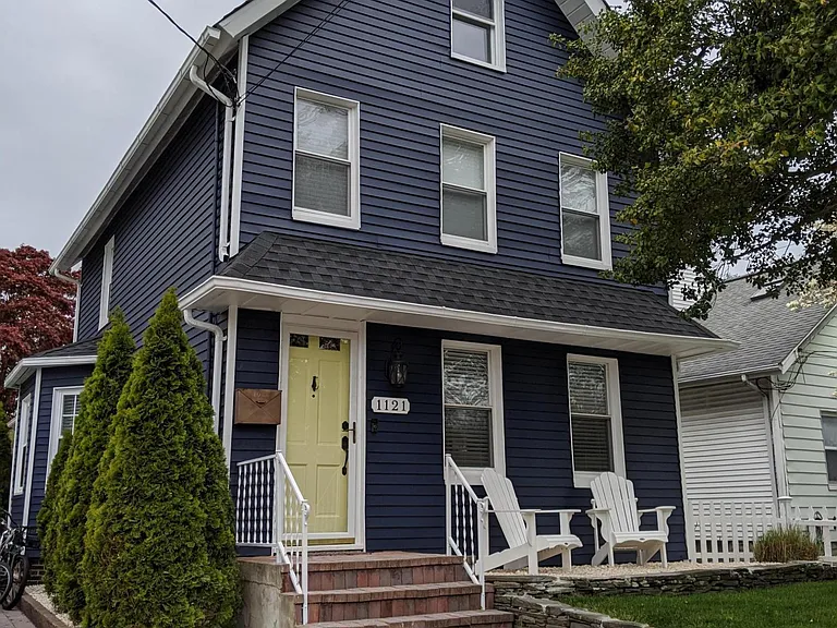1121 Bay Ave — Photo 3