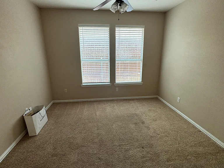 14927 Riverside Dr — Photo 24