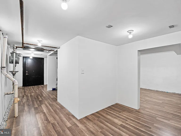 255 S 6th Ave — Photo 23