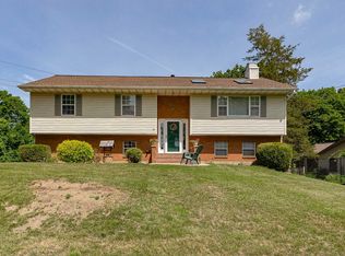 13 Timberline Dr, Poughkeepsie, NY 12603