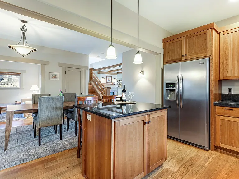 110 NW Black Hawk Ave — Photo 8