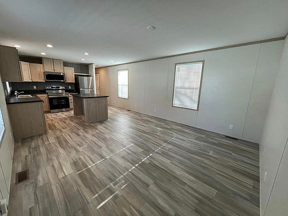 4th image of 1010 W Peach St