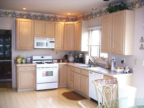 Kitchen w/separate eating area