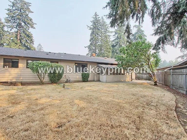 1102 NE 125th Ave — Photo 3