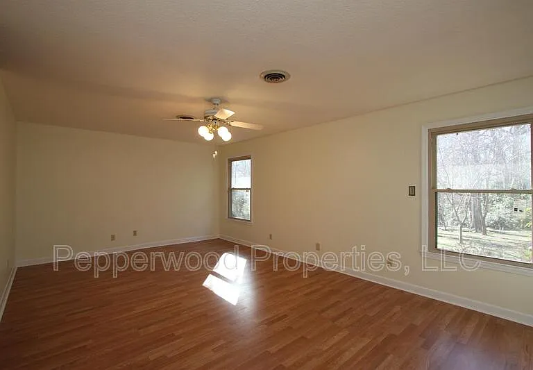 327 N Park Dr — Photo 20
