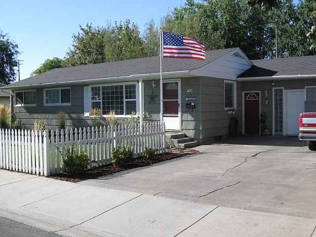 1st image of 221 SE Sunny Dr