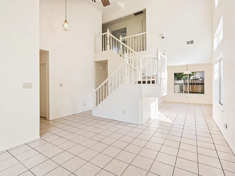 2084 E Chennault Ave — Photo 2