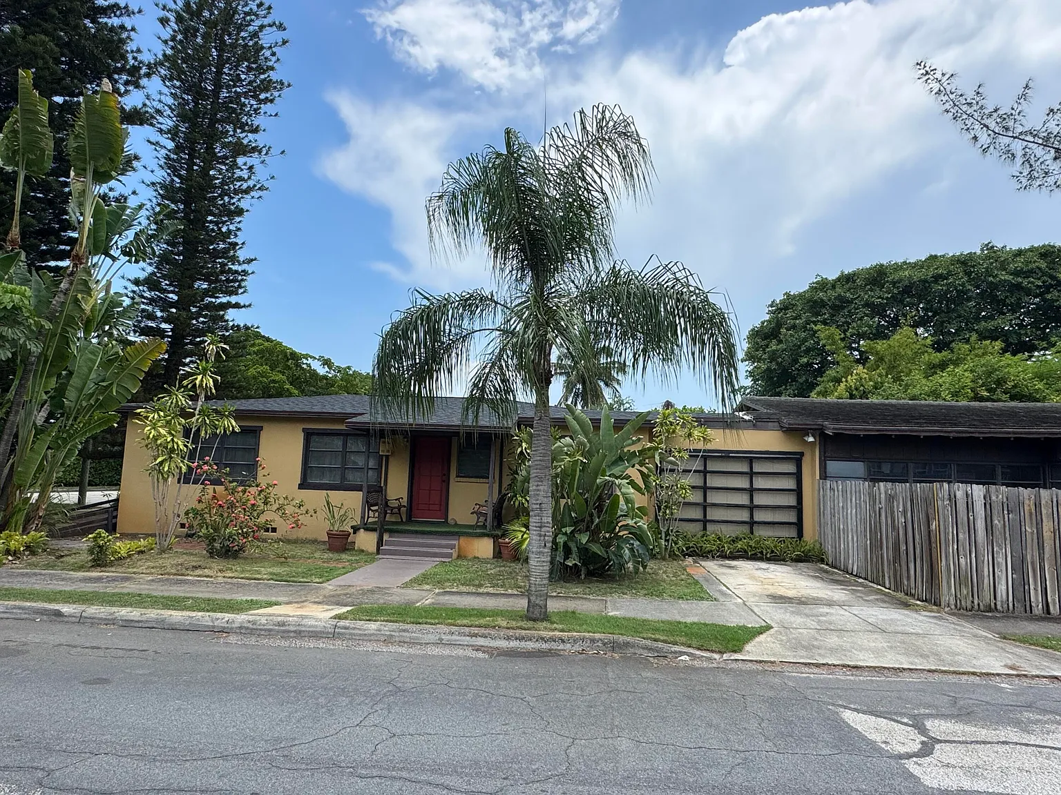 2 bed, 1.0 bath, 2266 sqft, $2,295 — Photo 2