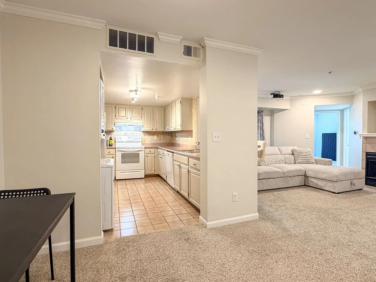Beautiful 3 Bedroom Condo in Littleton! — Photo 3